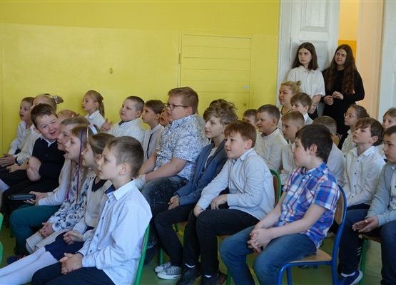 Grafika 15: Fotorelacja z uroczystych apeli trzeciomajowych w szkole w Wicku